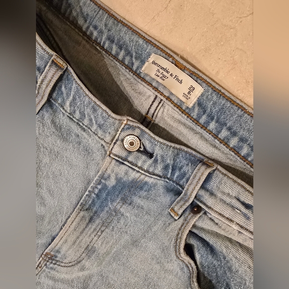 Abercrombie & Fitch Women's Baggy Jeans in Light Blue - Picture 4 of 5